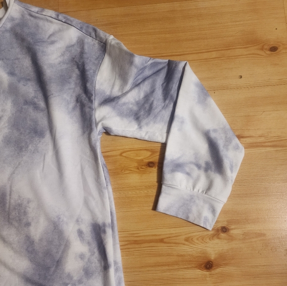 Zulily Women's Blue-Gray Haze Long-sleeved Tie-Dye T-shirt and Shorts Set - Picture 7 of 16